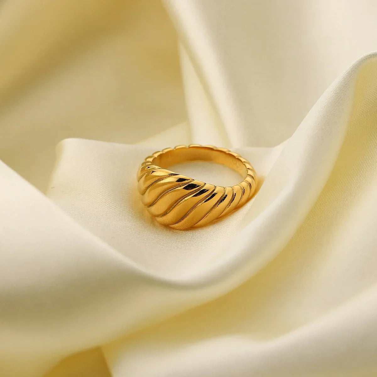 CROISSANT RING